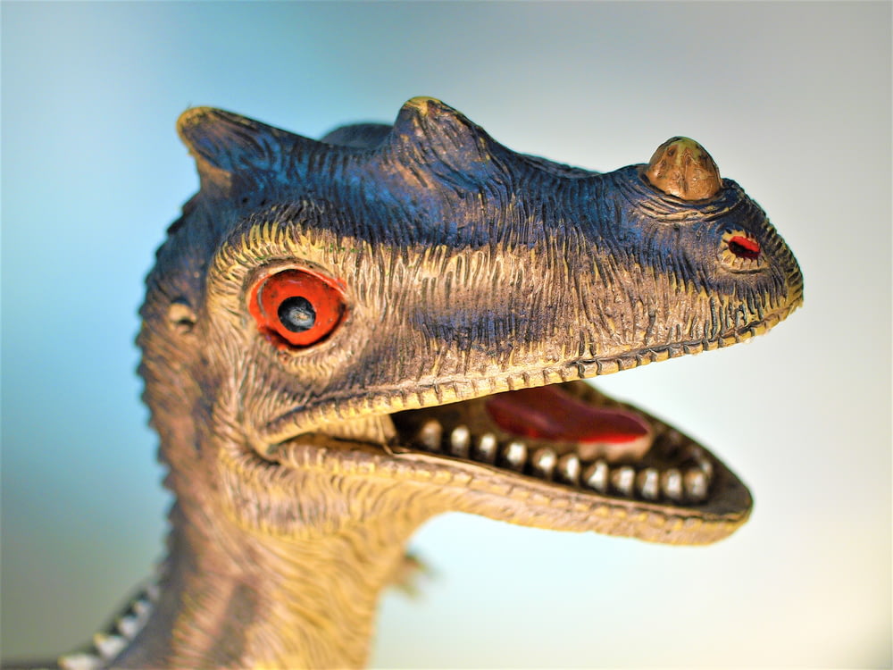 Foto fechada da estatueta cinza do dinossauro