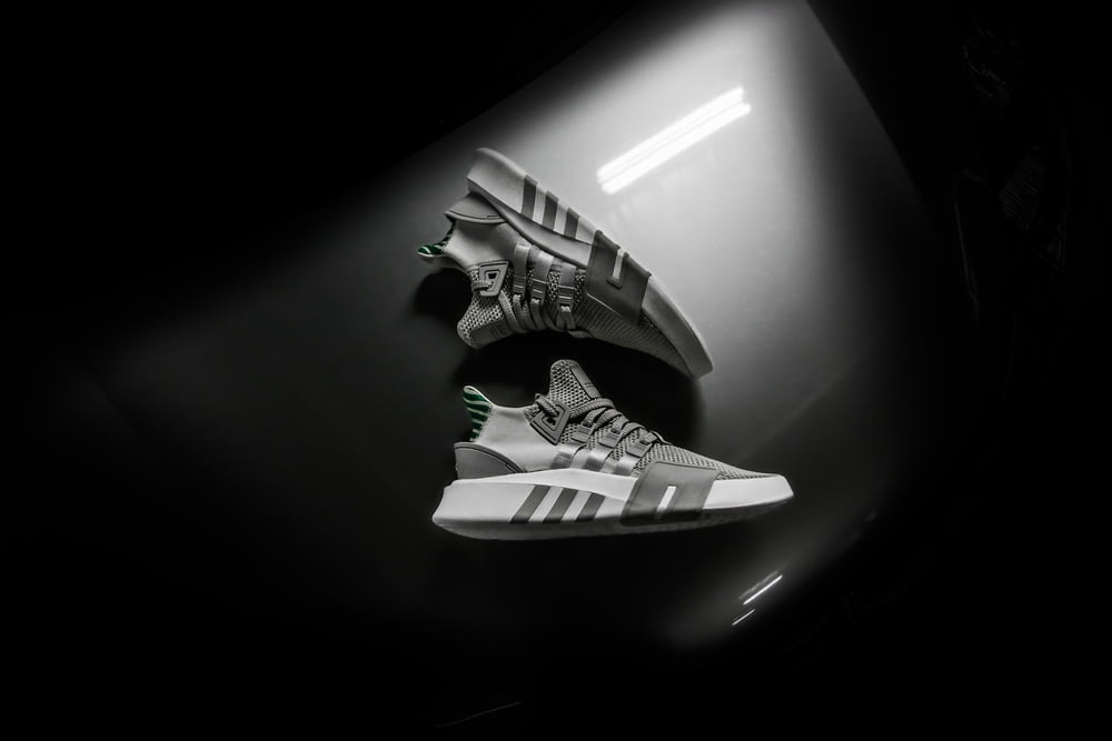 Paire de chaussures adidas photo en niveaux de gris