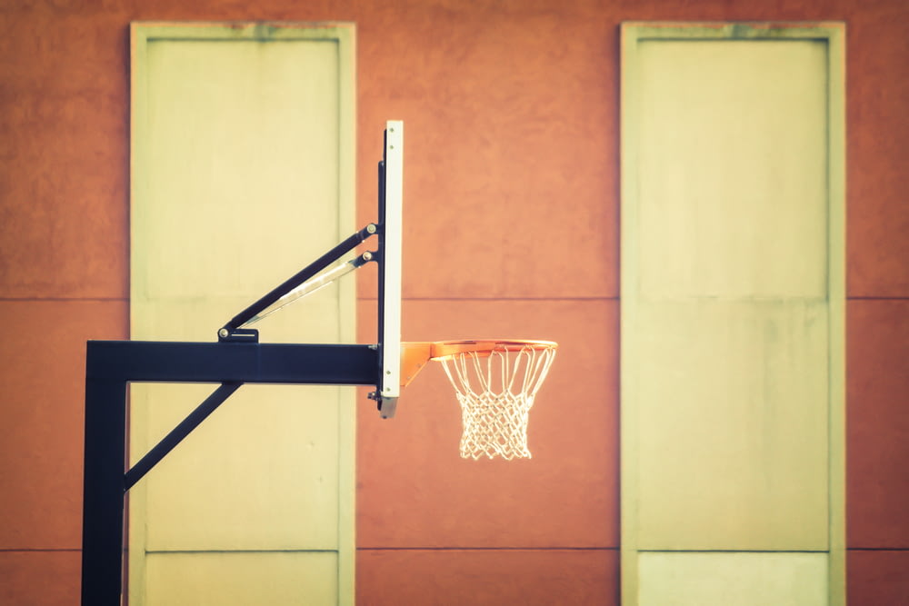 aro de basquete portátil preto e branco