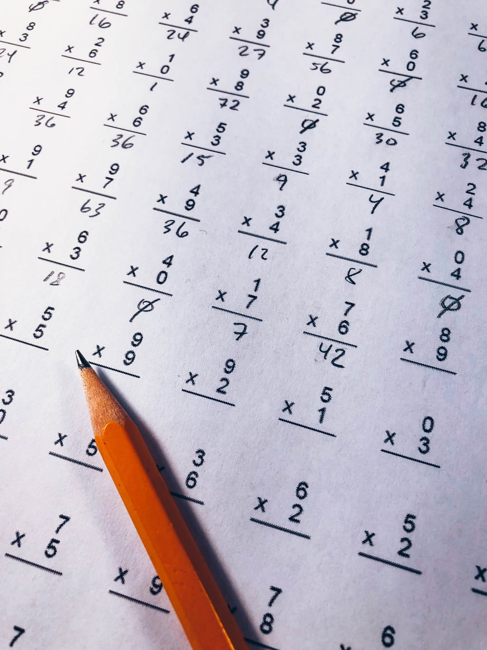 lápis marrom sobre papel de equação