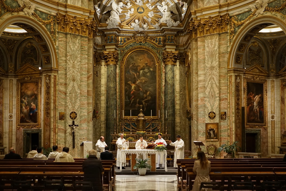 Cinque sacerdoti all'interno della cattedrale