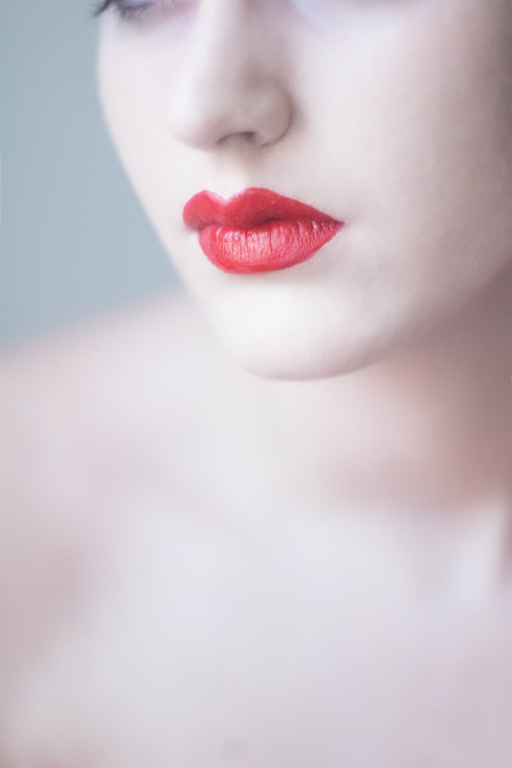 Frau mit orangefarbenen Lippenstiften