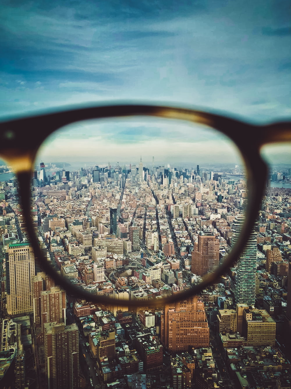 Edificios de la ciudad en vista de gafas