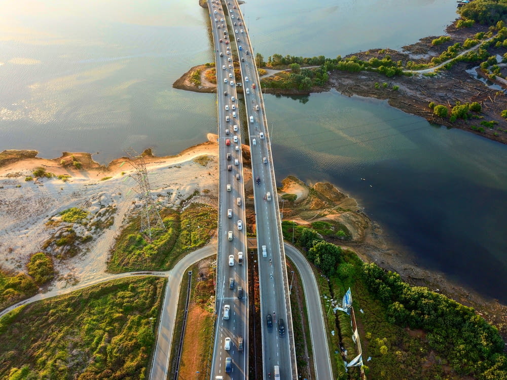 Luftbild von Autobahn und Autos
