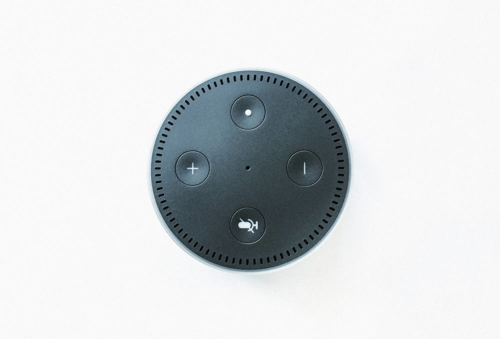 schwarzer Amazon Echo Dot Lautsprecher
