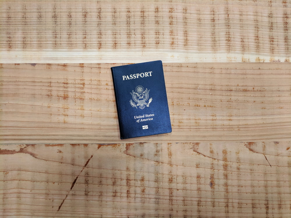 Livro de passaporte no chão