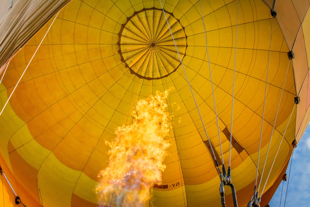 Flachwinkelfotografie des gelben Heißluftballons