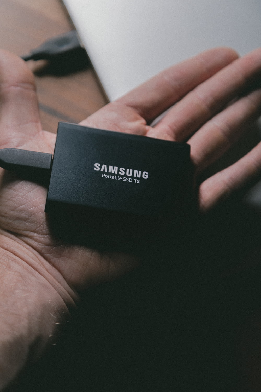 Samsung portátil T5 SSD na mão da pessoa