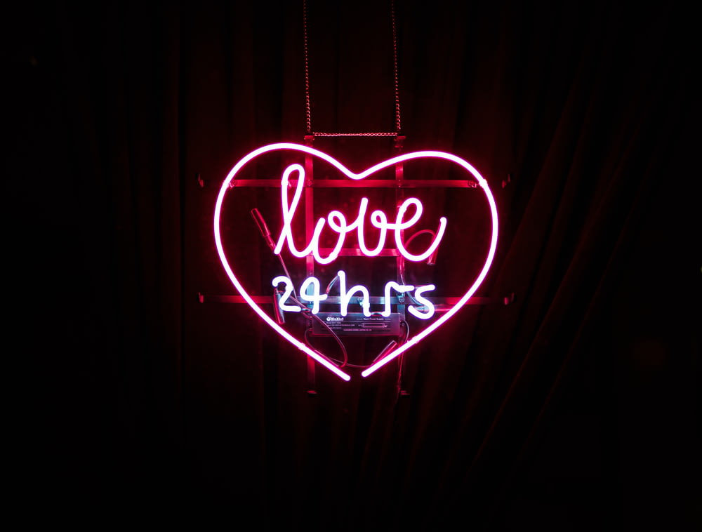 rotes Love 24 Stunden Neon-Leuchtschild