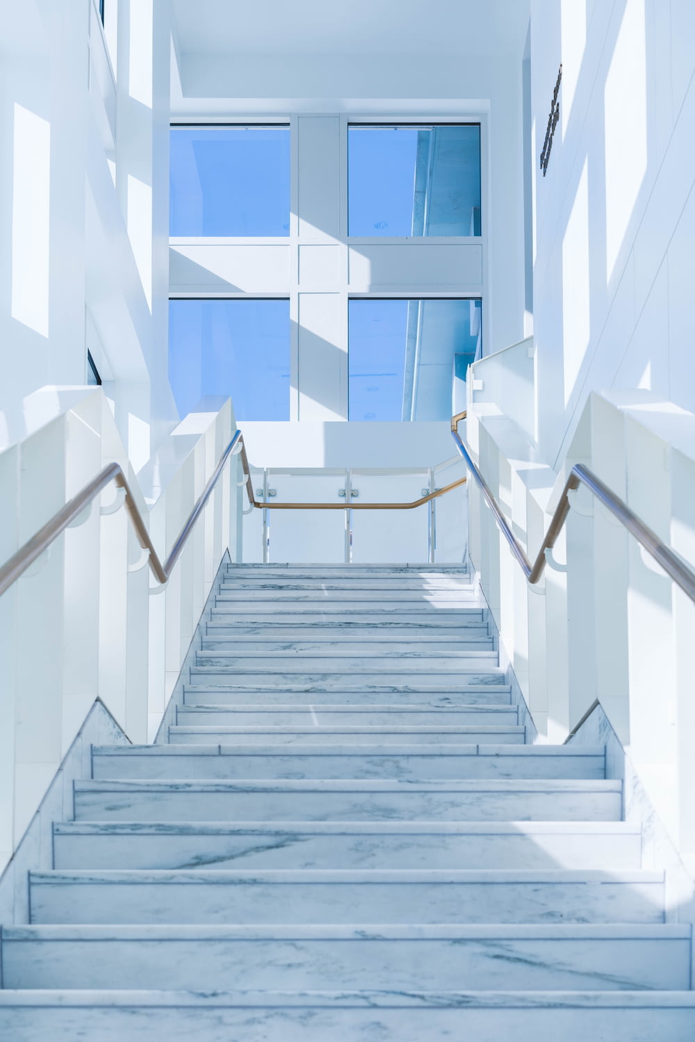 Escaleras de pintura de pared blanca