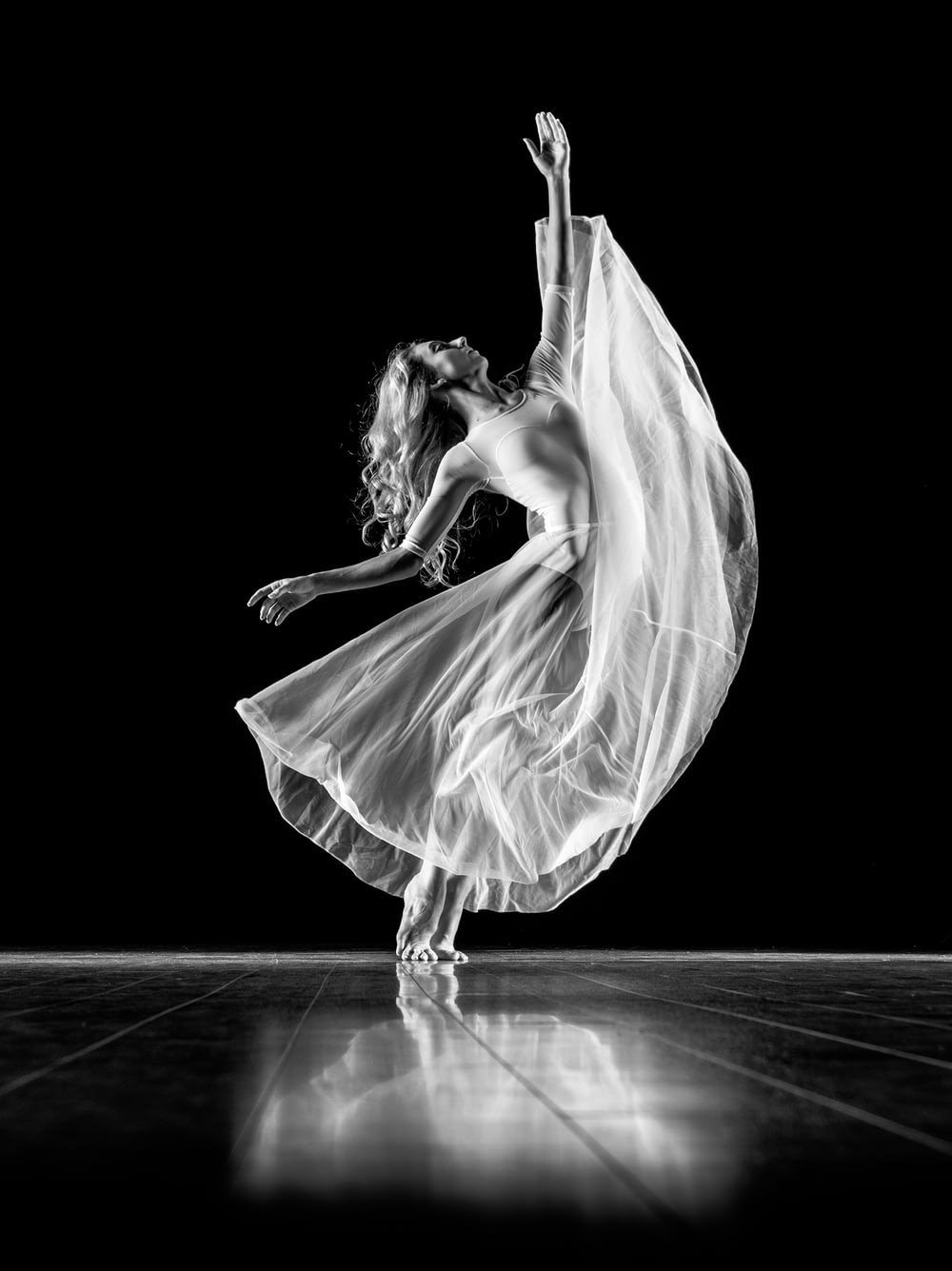 Fotografía en escala de grises de mujer haciendo ballet