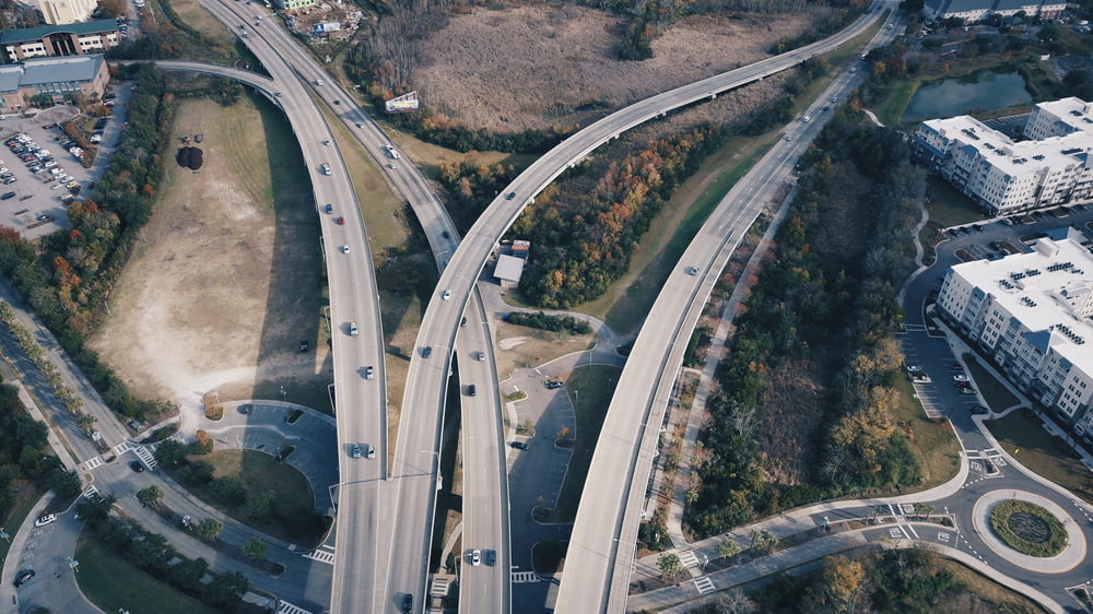 Photographie aérienne de voitures sur une route bétonnée pendant la journée