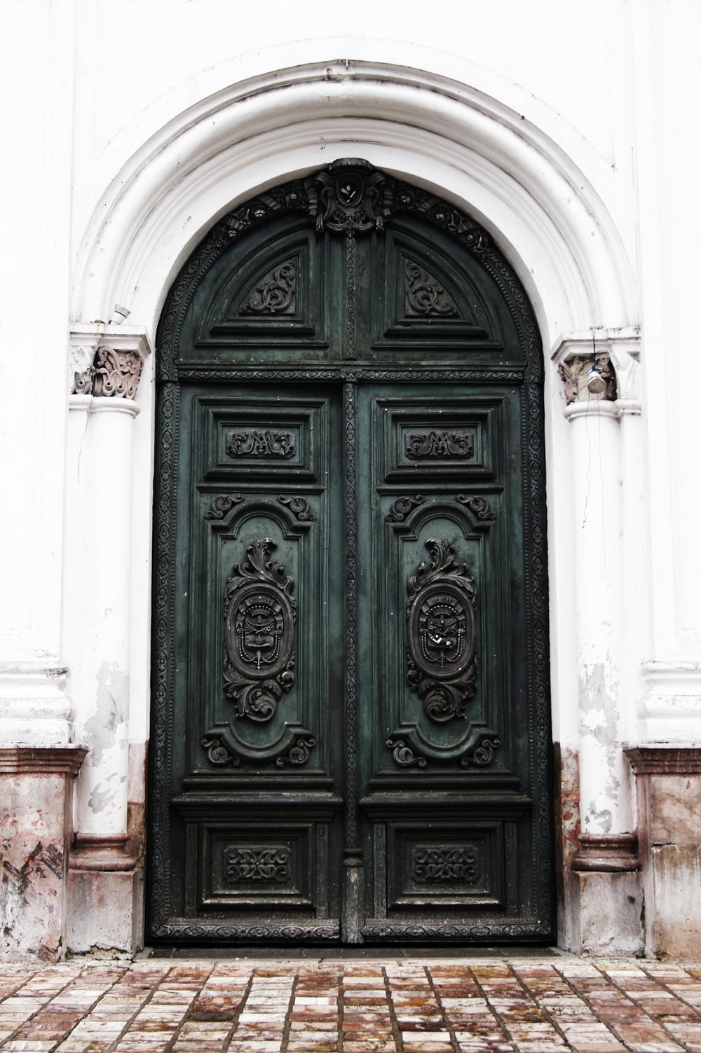 緑色の木製ドア