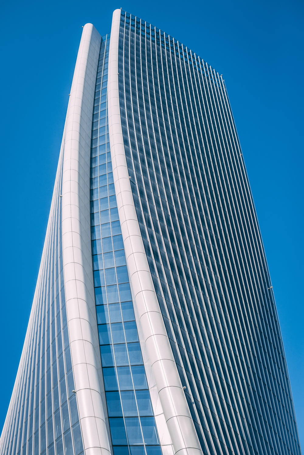 Foto de un edificio blanco de gran altura