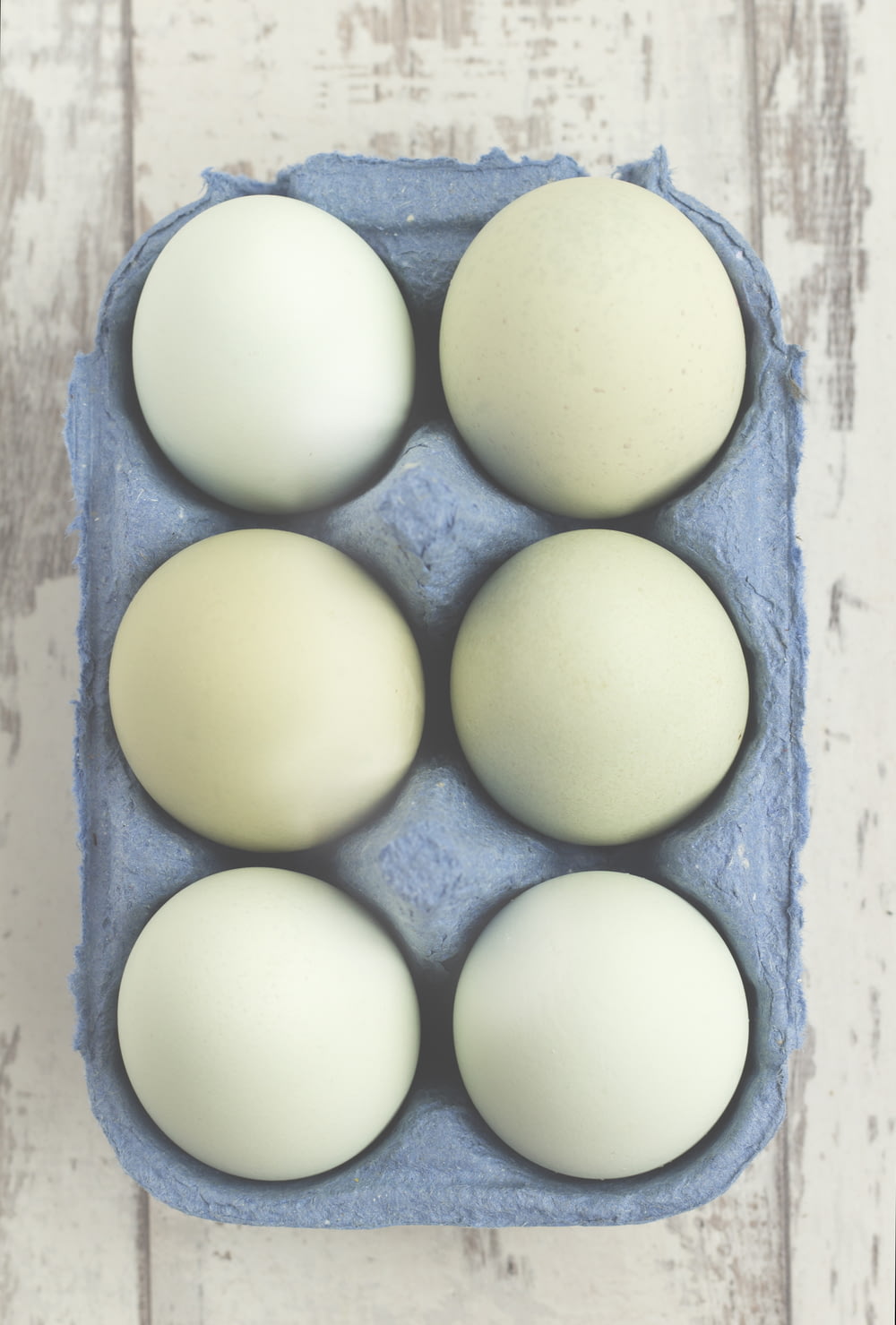 seis ovos brancos colocados na bandeja cinza