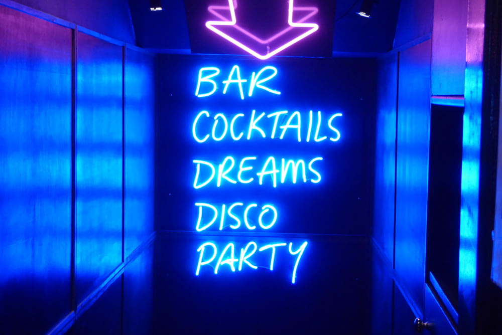 Enseigne au néon, bar de lecture, cocktails, rêves, discothèque, fête
