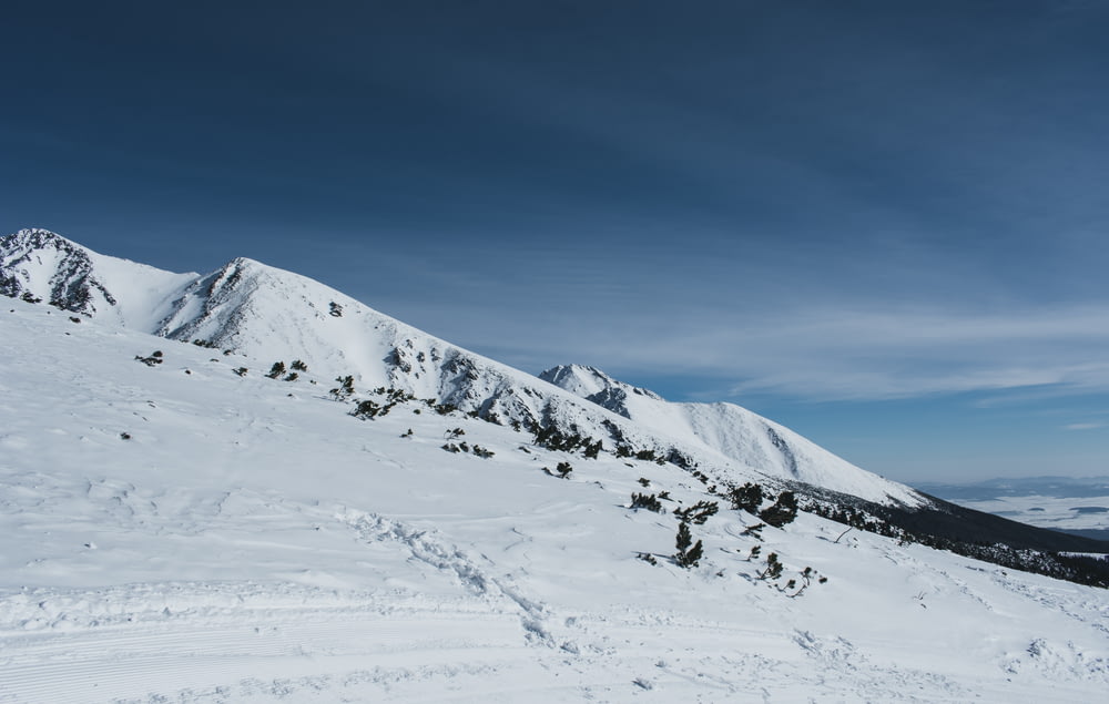 Glaciar Hill sob céu nublado branco e azul