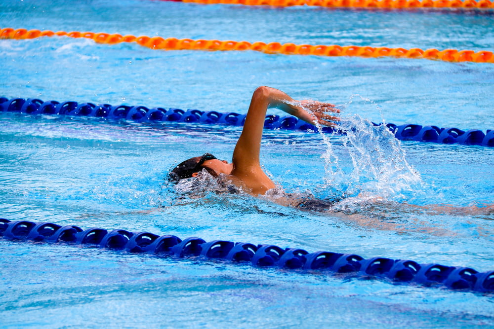personne nageant sur une piscine olympique