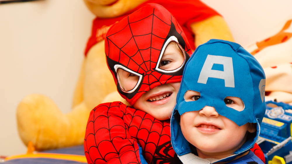 niños disfrazados de Spiderman y Capitán América