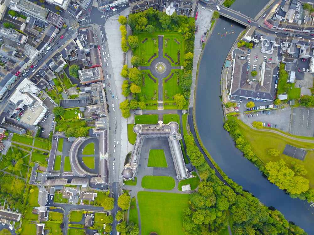 Fotografía aérea de un campo cubierto de hierba verde con edificios