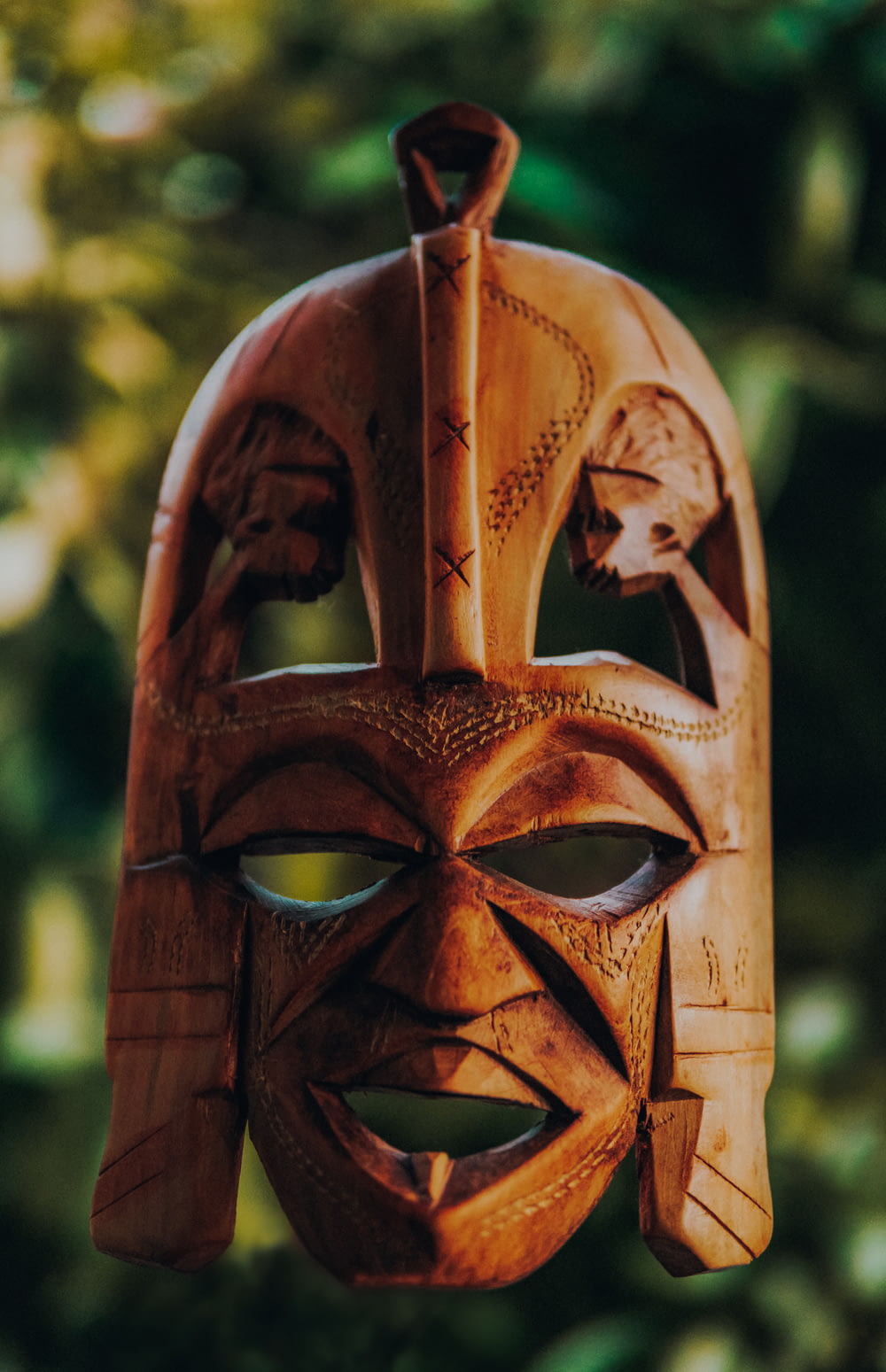Photographie d’objectif à bascule de décalage de masque en bois brun