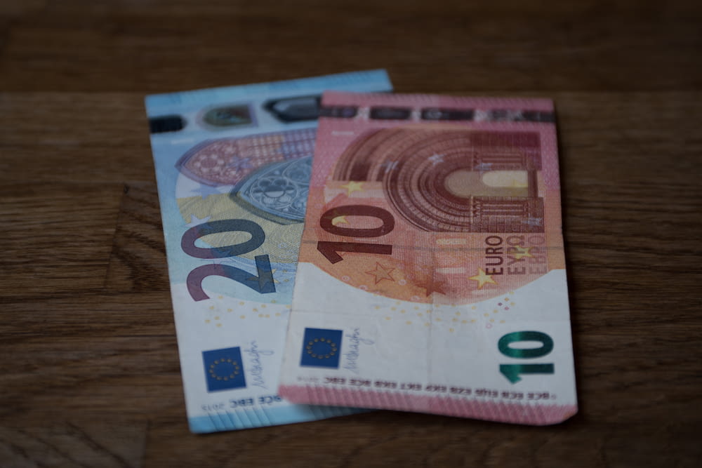 zwei 10- und 20-Euro-Banknoten