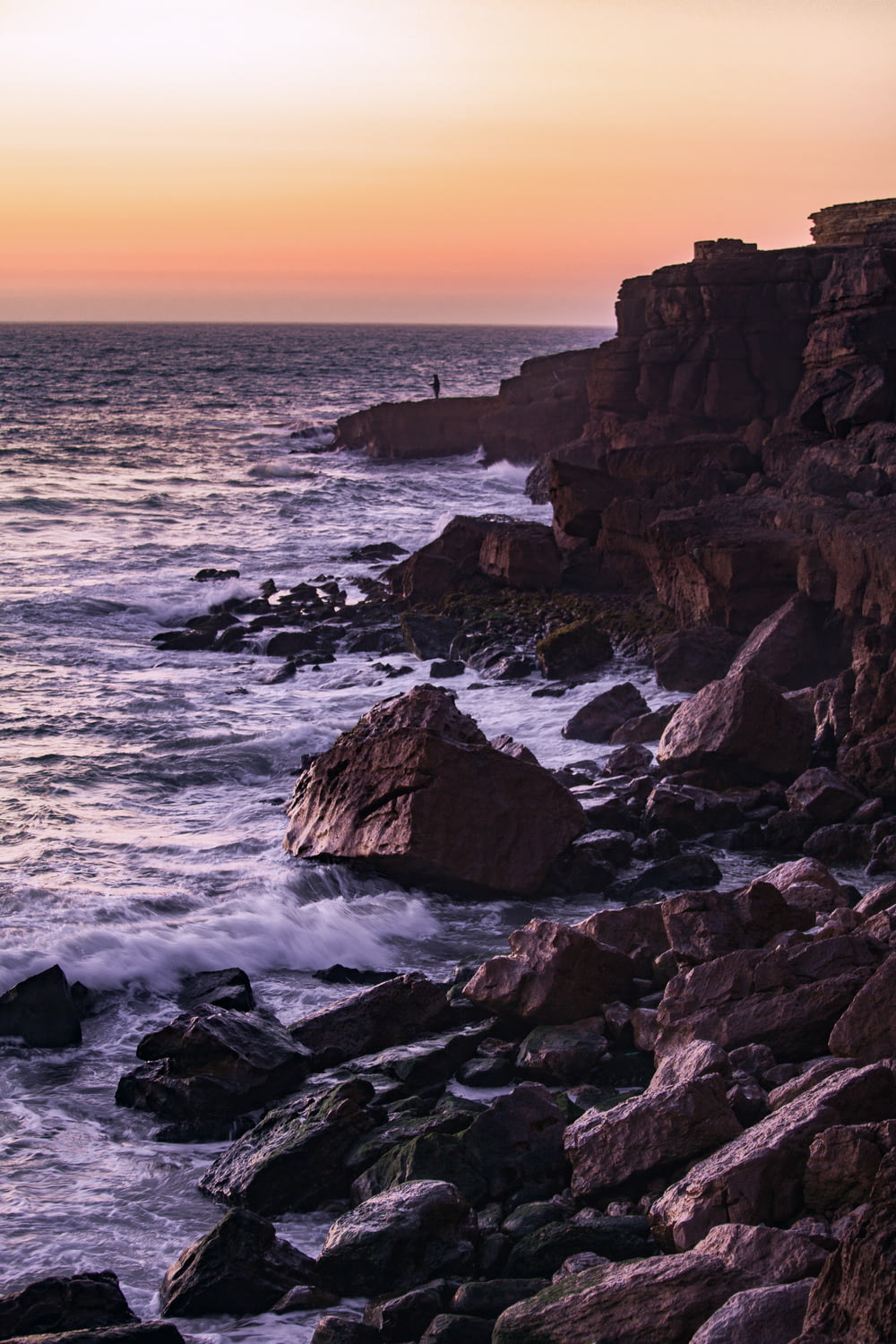 Felsen in der Nähe des Meeres während der goldenen Stunde