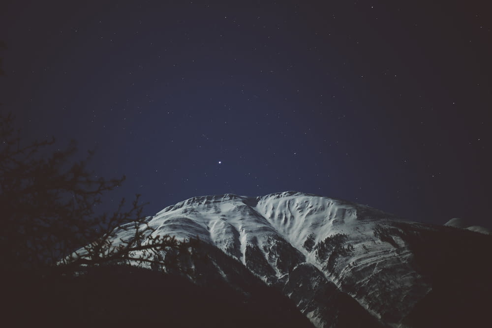 야간의 산봉우리