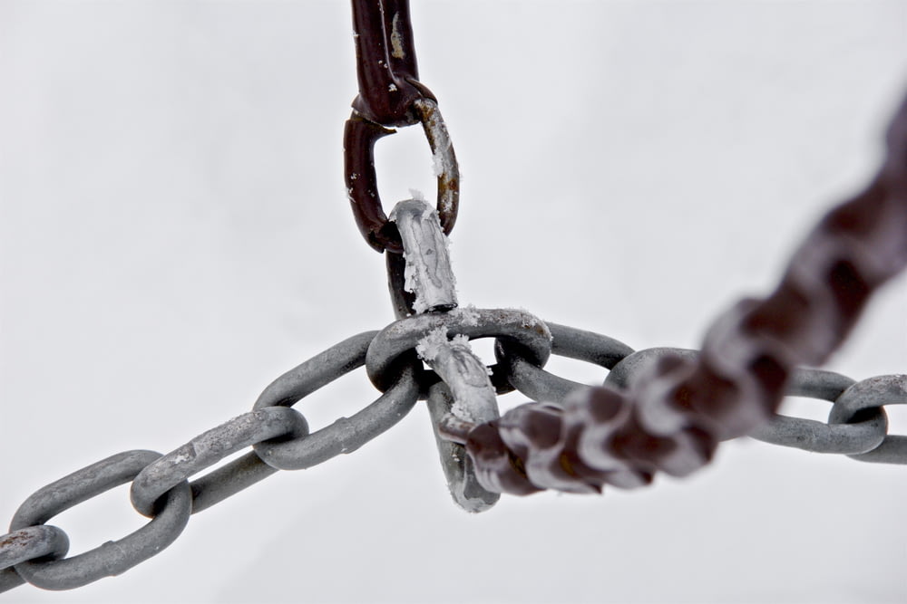 ねずみ金属鎖のセレクティブフォーカス写真