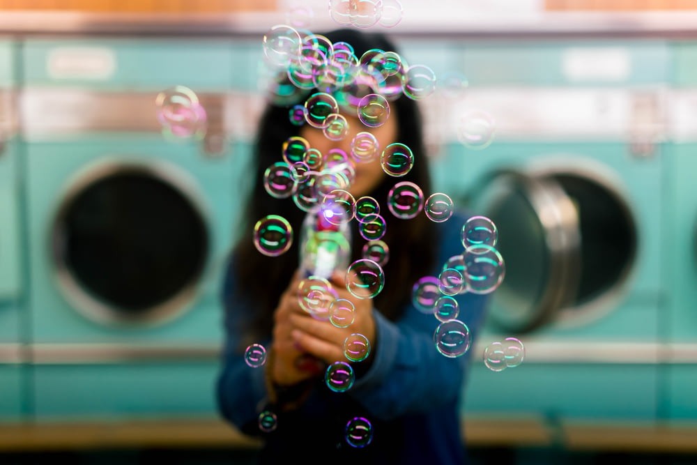 donna che gioca bolle