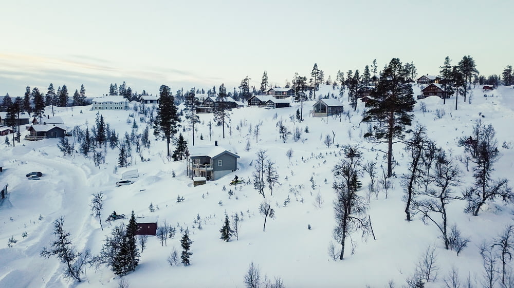 Toma aérea de un pueblo cubierto de nieve