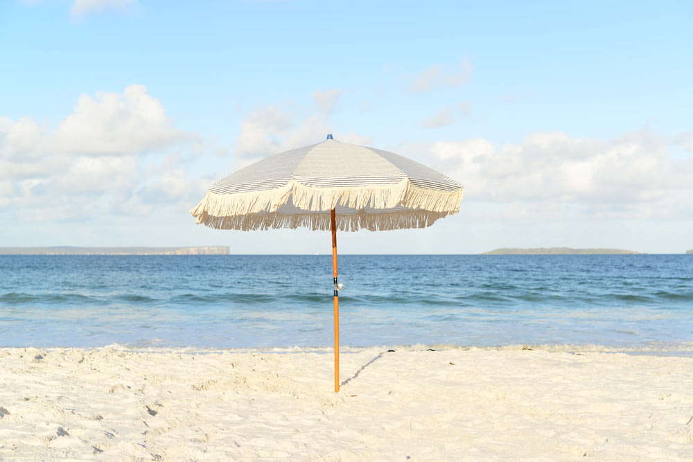 海岸の白い傘