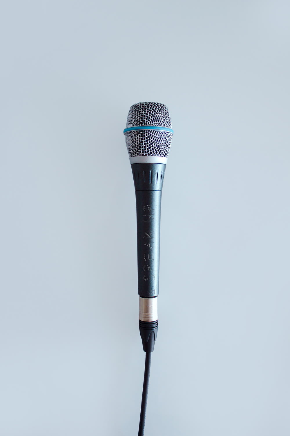 Micrófono con cable negro y gris