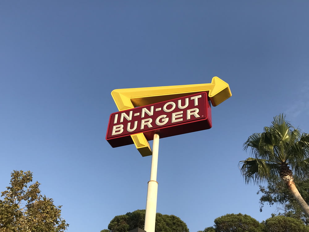 foto de ángulo bajo de la señalización de In-n-Out Burger Drive