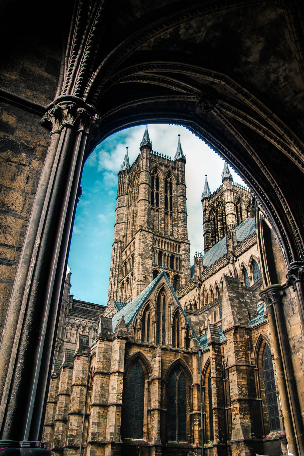 Fotografía de ángulo bajo de la catedral gótica marrón