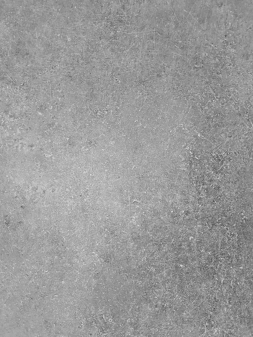 uma foto em preto e branco de uma parede de concreto