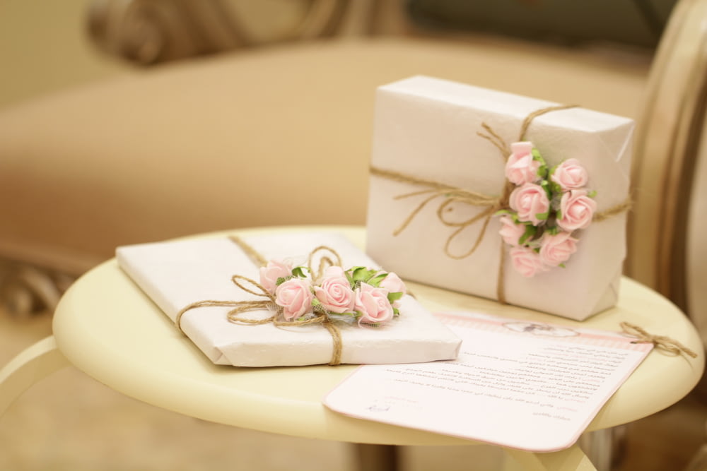 due scatole floreali rosa e bianche