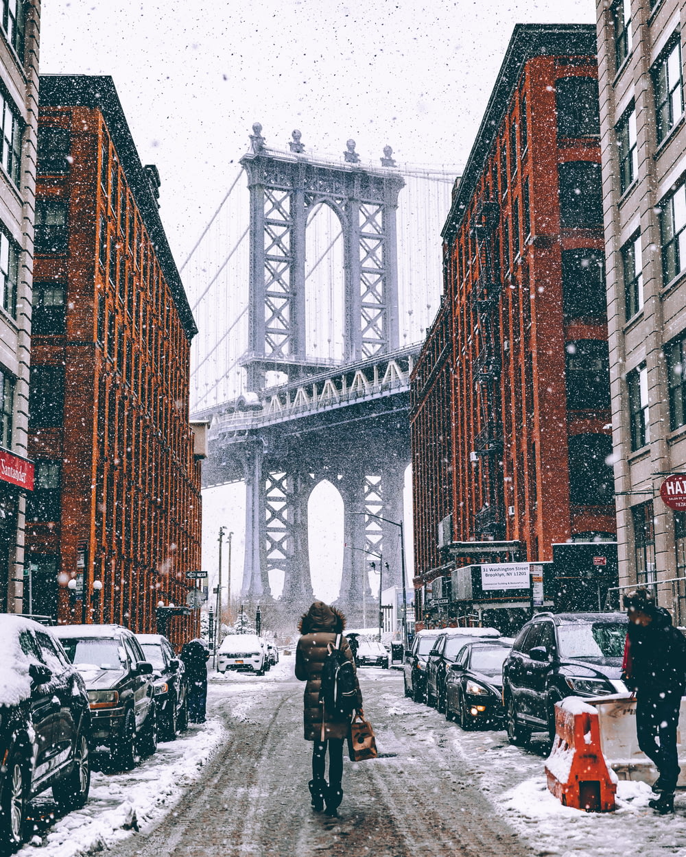 femme face au pont de Brooklyn à New York