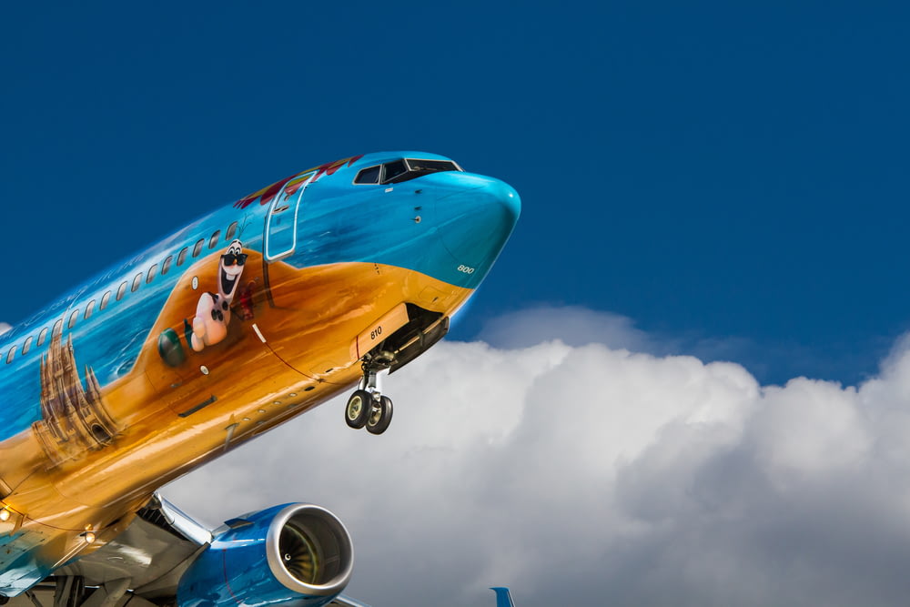 Foto de ángulo bajo de un avión de pasajeros