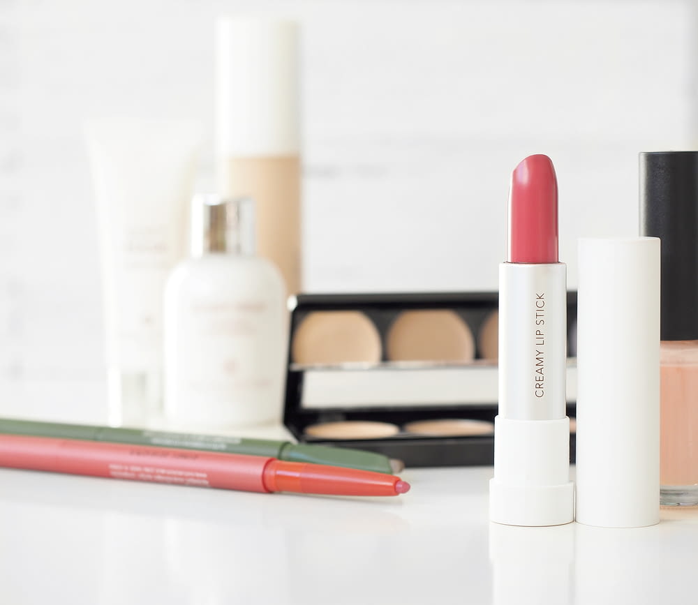 Make-up-Set verschiedener Marken auf dem Schreibtisch
