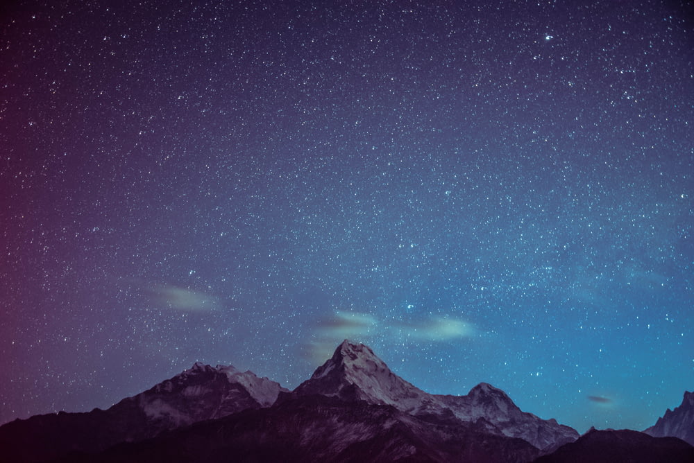 montañas heladas bajo una noche estrellada