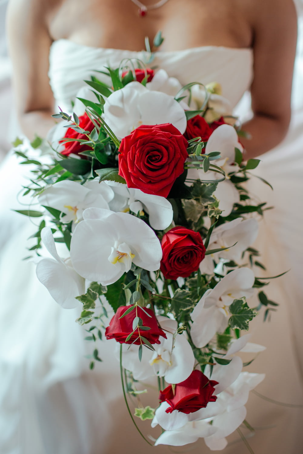 Ramo de rosas rojas y orquídeas blancas