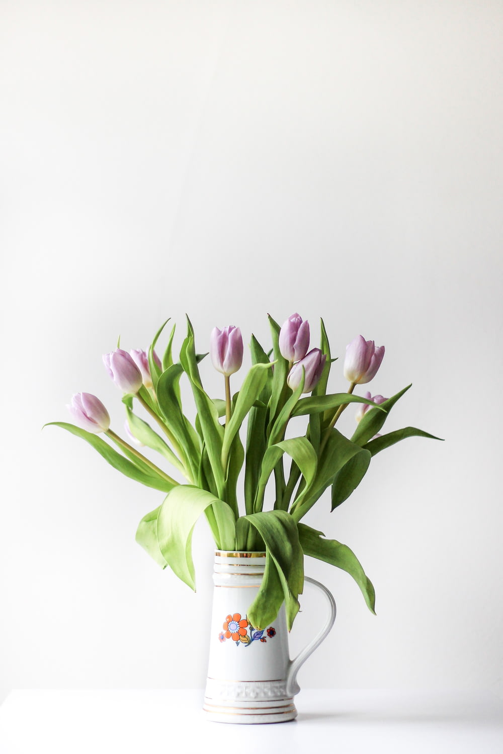 Fotografía de enfoque selectivo de arreglo floral de tulipán púrpura