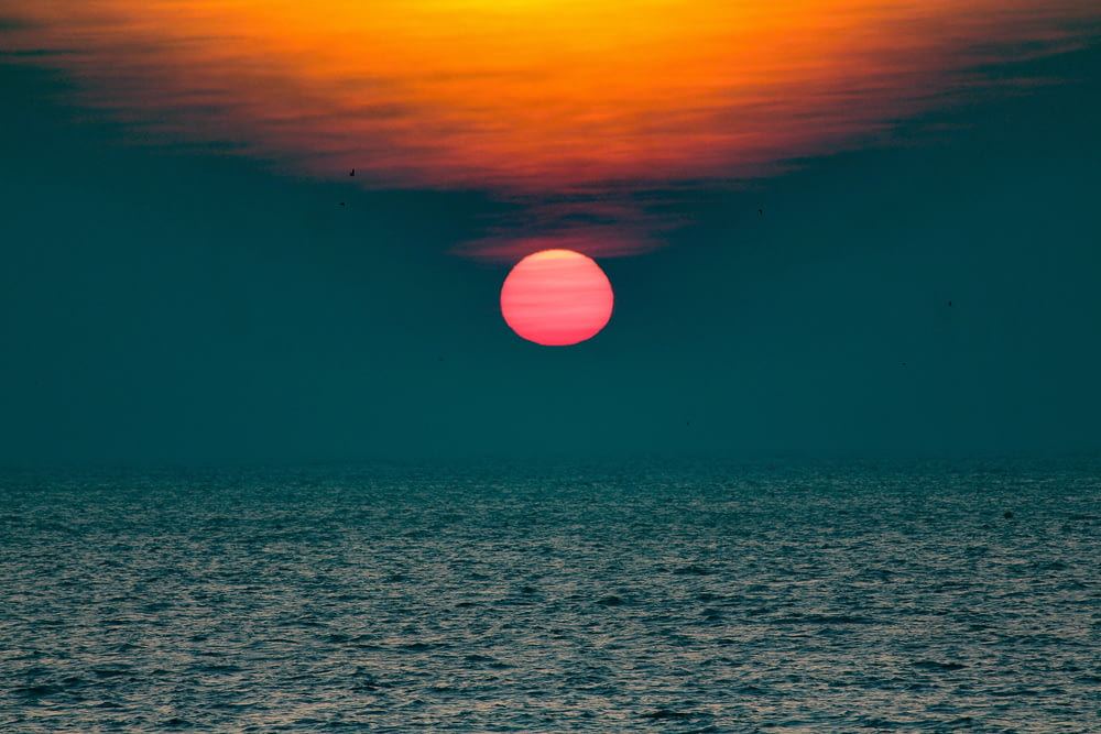 Blick auf den Sonnenuntergang am Meer