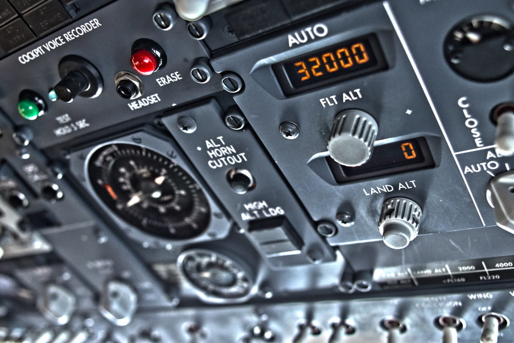 Un primer plano de un panel de control en un avión