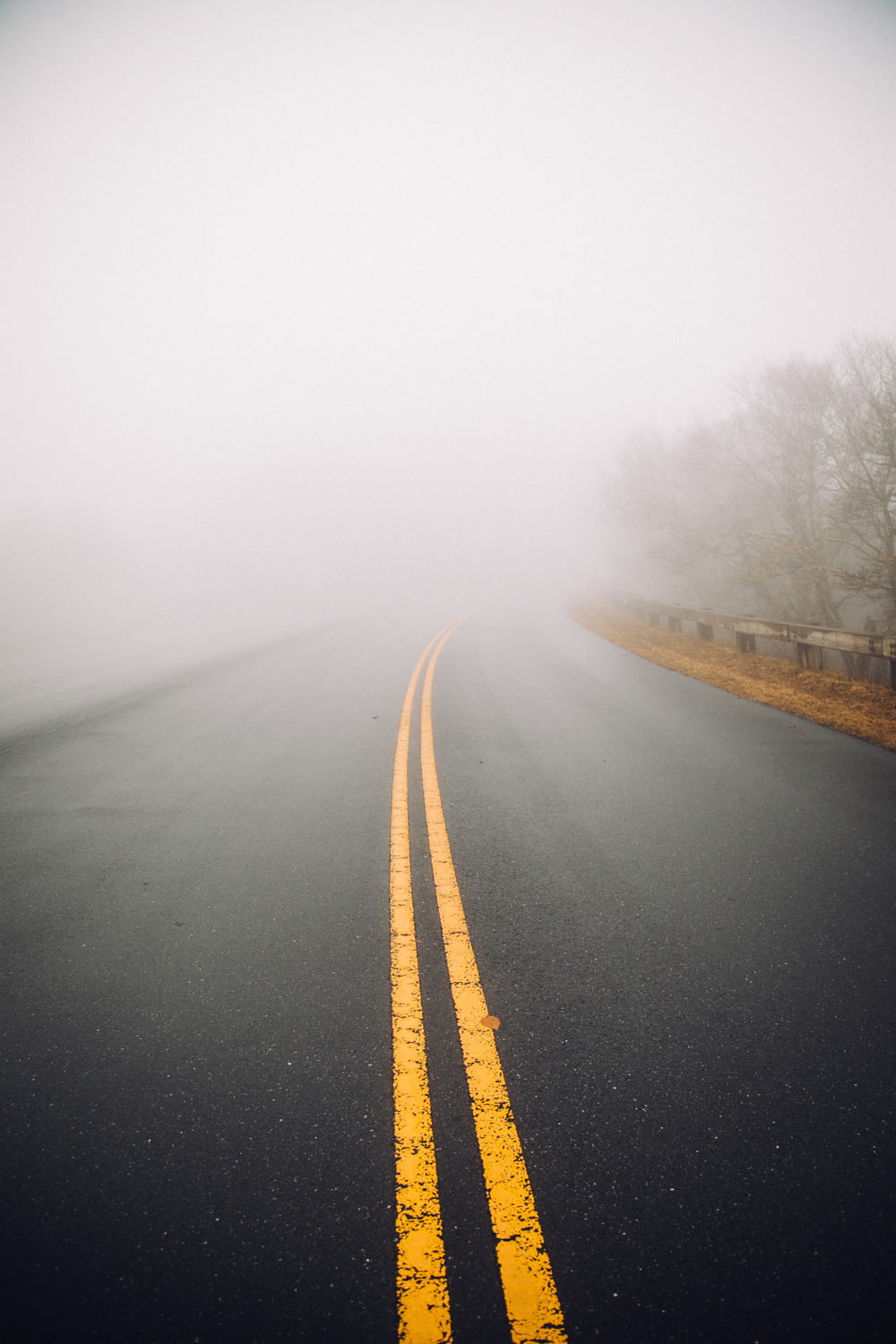 霧の灰色のコンクリート道路