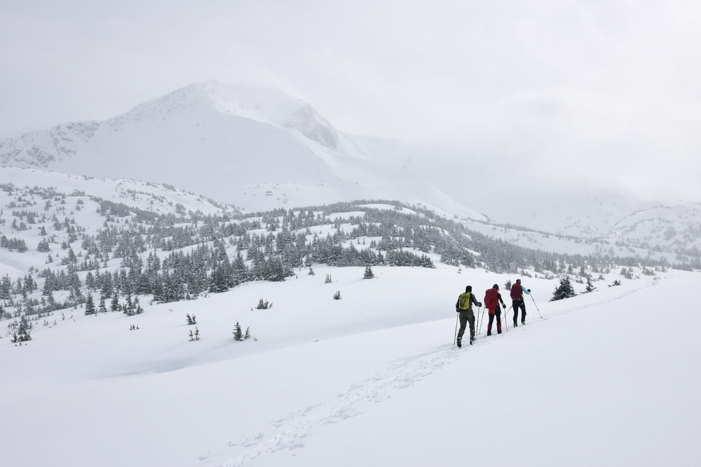 雪の上を歩く3人