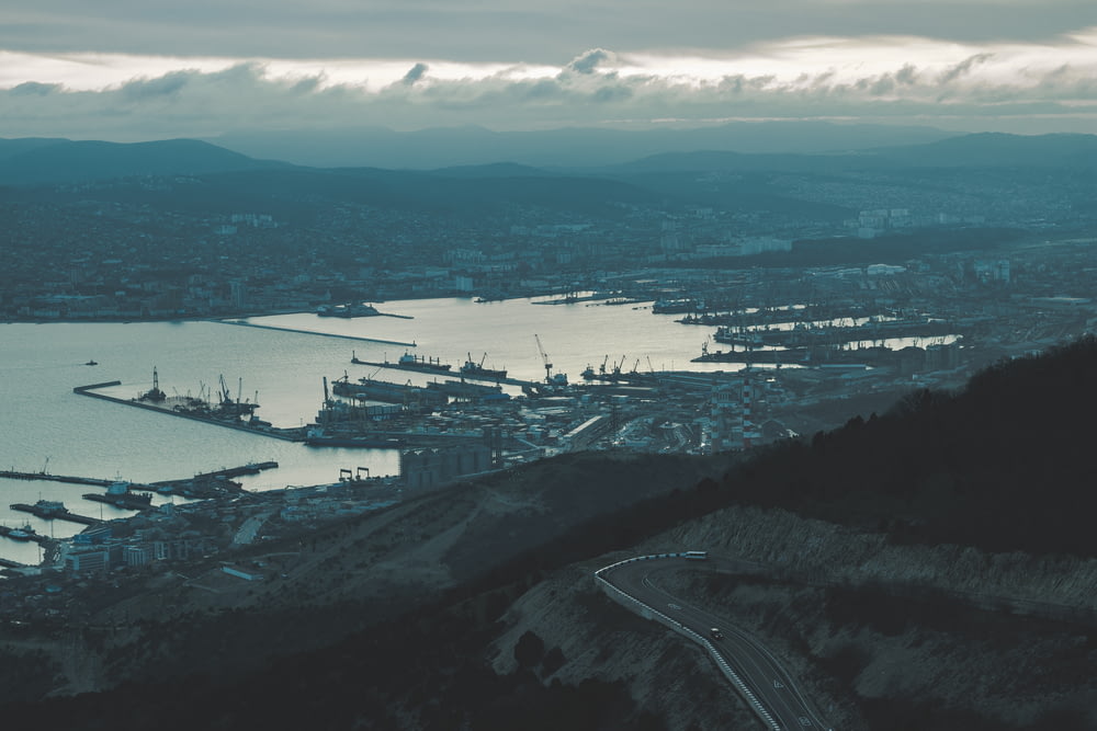 Fotografía aérea del puerto cerca de la colina