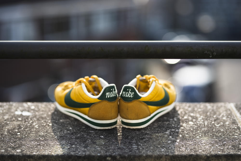 노란색-흑백-흰색 Nike Cortez 신발의 선택적 초점 사진