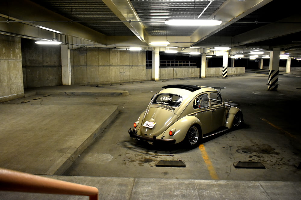 Volkswagen Coccinelle garée sur le parking